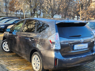 Toyota Prius v foto 20