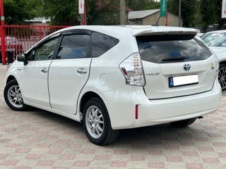 Toyota Prius v foto 3