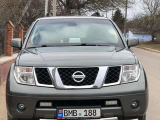 Nissan Pathfinder foto 2