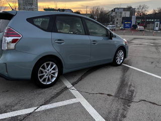 Toyota Prius v foto 3