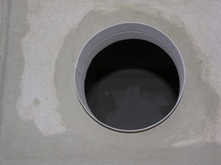 Установка кухонный вытяжки над плитой на кухне алмазное сверления отверстий для вентиляции воздуха foto 4