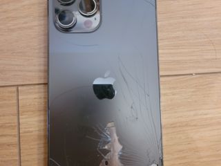 iPhone Reparații și înlocuire ecran-sticlă față s-au spate profesional-laser!