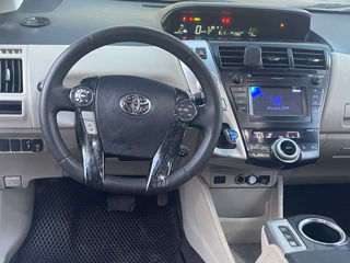 Toyota Prius v foto 8