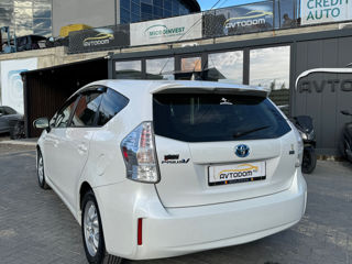 Toyota Prius v foto 4