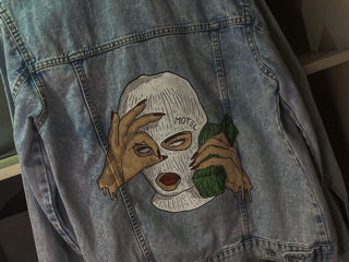Новая кастомная джинсовая куртка, ручной работы. Роспись не выстирывается и не слазит. Размер - s. П foto 3