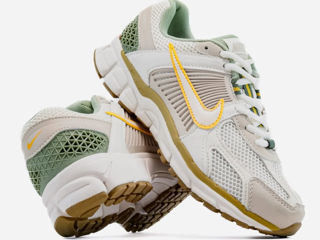 Nike Wmns Air Zoom Vomero 5 Pale Ivory Oil Green Women's foto 5