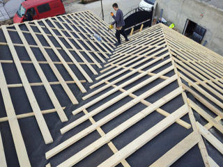 Fii pregătit pentru orice vreme cu un acoperiș rezistent și fiabil, montat de experți!