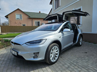 Tesla Model X фото 1