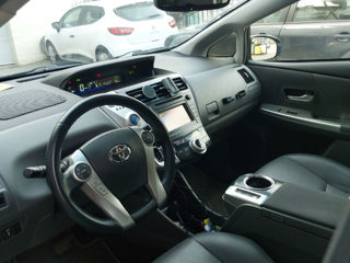 Toyota Prius v foto 3