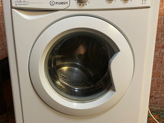 Indesit 5kg.lucreaza si spala foarte bine. foto 2