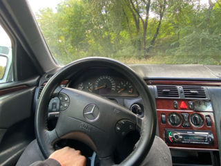 Mercedes E-Class foto 1