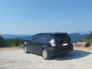 Toyota Prius v foto 2