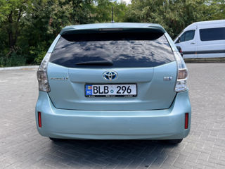 Toyota Prius v foto 4