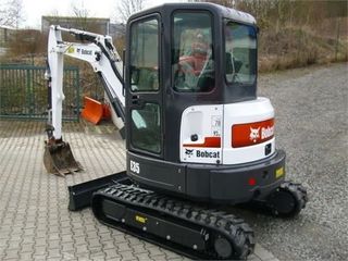 Bobcat excavator si servicii basculante