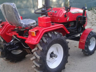 Vînd tractor Aproximativ NOU! foto 3