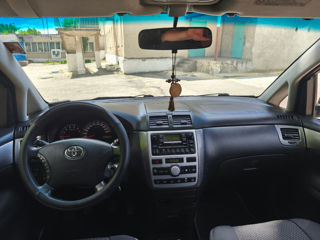 Toyota Avensis Verso foto 9