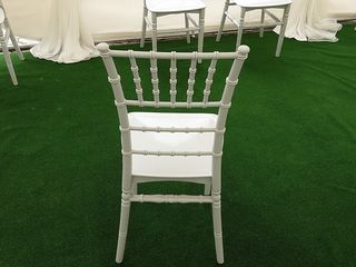 Chirie scaune model Tiffany de culoare alb pentru diferite evenimente.