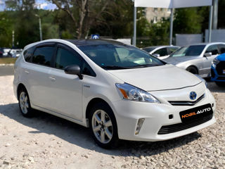 Toyota Prius v foto 2