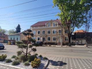 Биржа Недвижимости LARA предлагает к продаже дом в центре Кишинёва, str. București 111. Первая линия