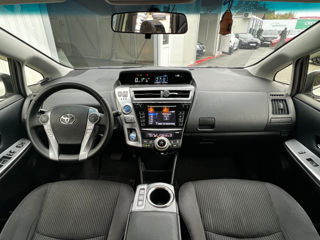 Toyota Prius v foto 10