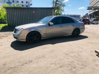 Mercedes E-Class foto 1