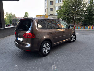 Volkswagen Touran foto 2