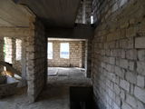 Незавершённый 2-х этажный дом в микрорайоне "Ливада" г. Яловень по ул. Бэлческу. Цена: 42 000 евро. foto 9
