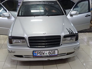 Mercedes C-Class foto 2