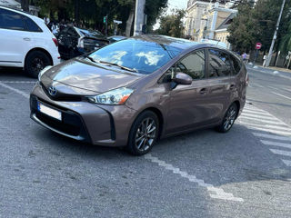 Toyota Prius v foto 2