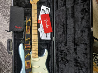 Fender American Deluxe Stratocaster Plus Ice Blue Metallic .