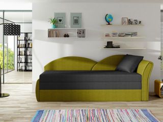 Canapea cu șezutul confortabil și suprafața netedă