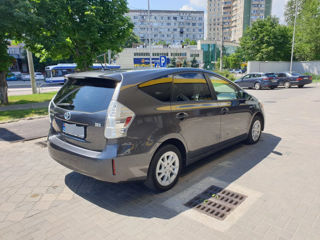 Toyota Prius v foto 6