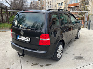 Volkswagen Touran foto 3