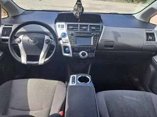 Toyota Prius v foto 9