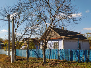 Se vinde terenul cu 2 case (+pivniță, garaj, gradină) în s. Hlinaia, r. Slobozia, reg. Transnistria