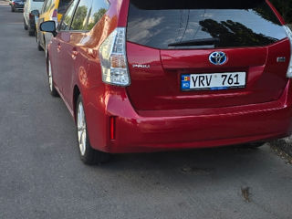 Toyota Prius v foto 2