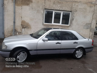 Mercedes C-Class foto 2