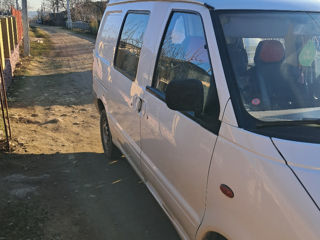 Nissan Serena foto 2