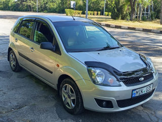 Ford Fiesta foto 2