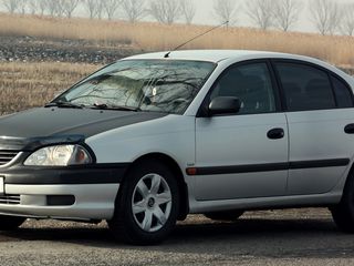 Toyota Avensis foto 1