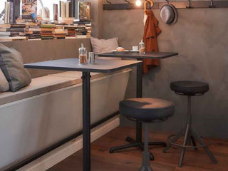 O masă pătrată de cafenea cu un design elegant IKEA