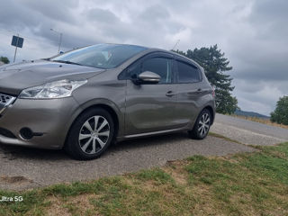 Peugeot 208 foto 1