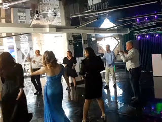 Muzică DJ/Lumini- solistă -moderatoare - pentru evenimente : zile de naștere ,nunți , cumatrii e.t.c foto 2