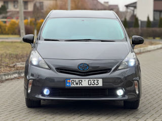 Toyota Prius v foto 2