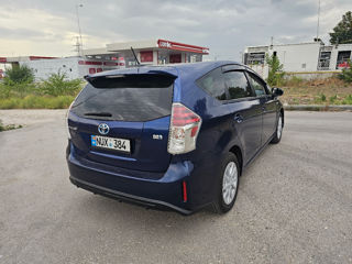 Toyota Prius v foto 5