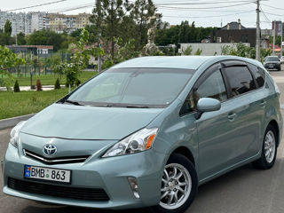 Toyota Prius v foto 2