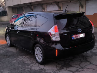 Toyota Prius v foto 4