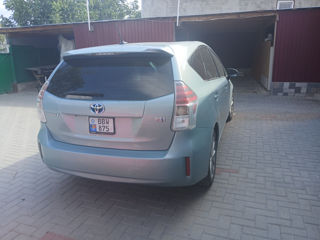 Toyota Prius v foto 4