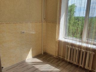 Vind apartament cu 2 otai cu reparatie. foto 2