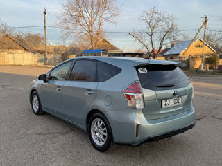 Toyota Prius v foto 5